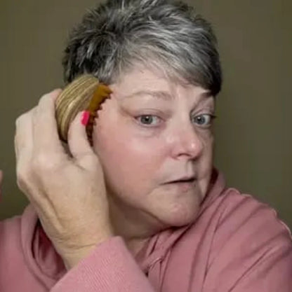 DéPuffé Lymphéa Face Brush™